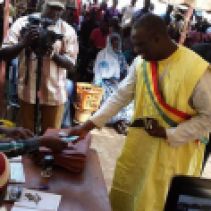 Mayor Yeah Samake publicly paying his taxes before the people of Ouelessebougou